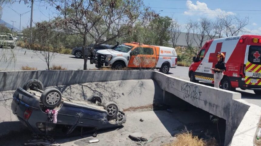 Cae y vuelca en drenaje pluvial en Santa Catarina; dos personas lesionadas