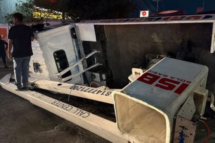 Volcadura de camión de luminarias deja dos heridos en Guadalupe