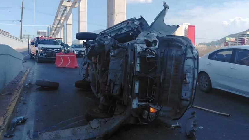 Camioneta queda volcada en carril exprés de Constitución en Monterrey