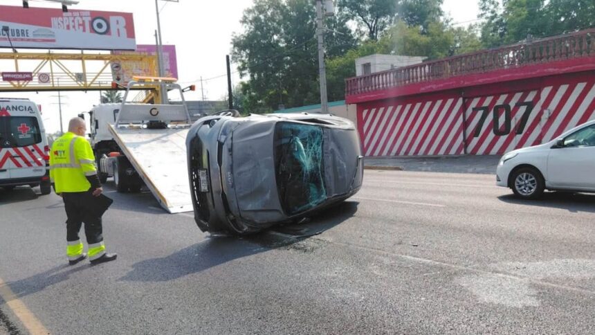 Volcadura sobre la avenida Fidel Velázquez en Monterrey; sin lesionados