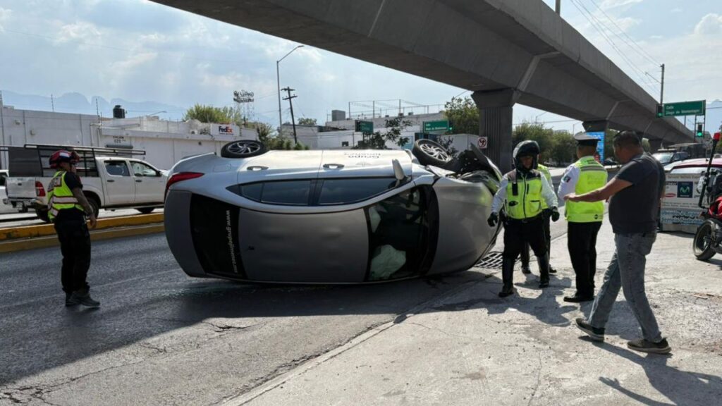 Vuelca automóvil tras perder el control en avenida Colón en Monterrey