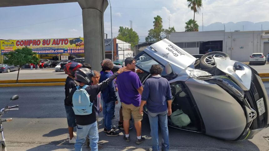 Vuelca automóvil tras perder el control en avenida Colón en Monterrey