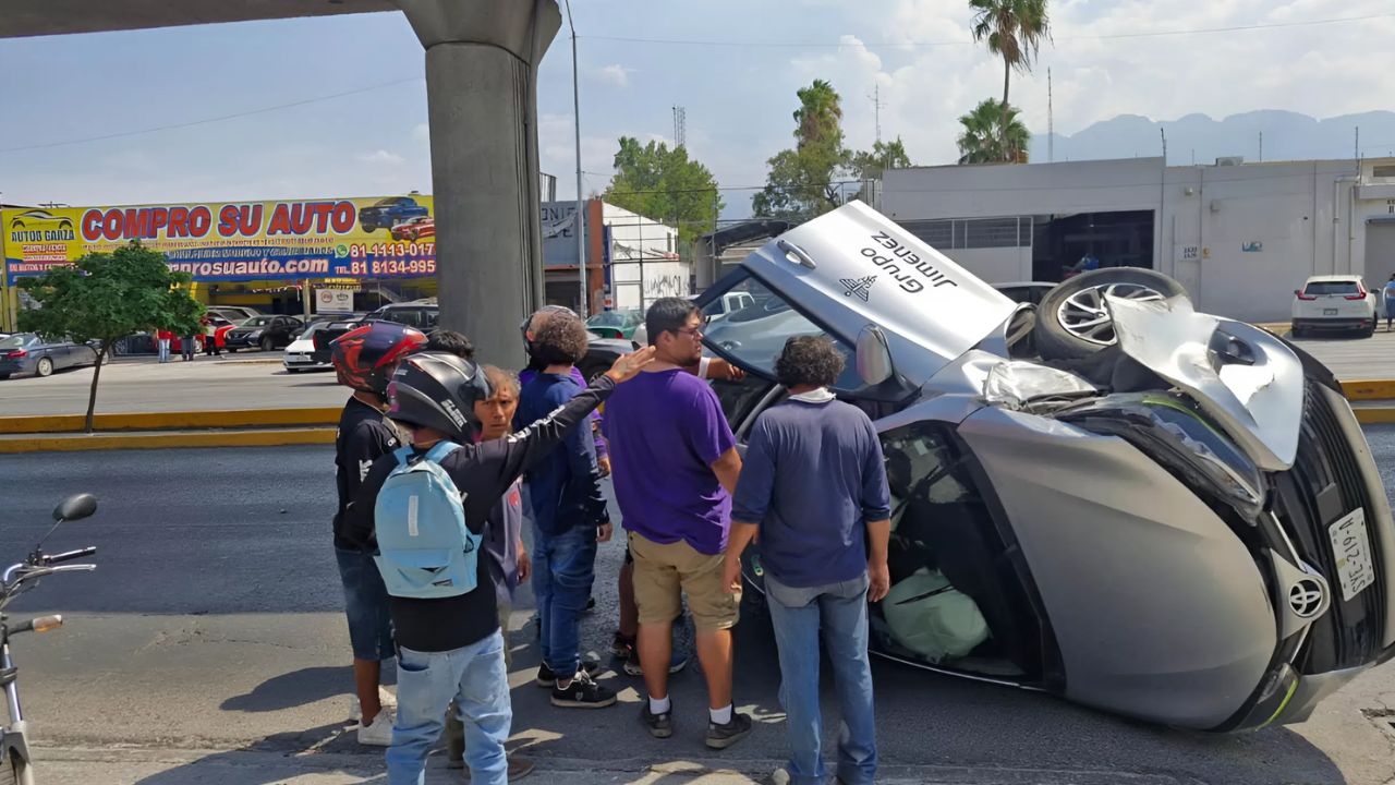 Vuelca automóvil tras perder el control en avenida Colón en Monterrey