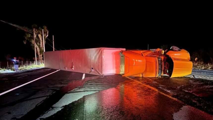 Vuelca tráiler que transportaba químico corrosivo en la Carretera Nacional en Linares