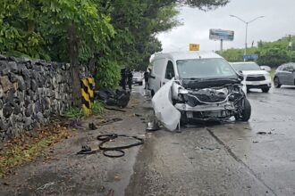Conductor lesionado tras chocar contra una barrera de piedras en Santiago