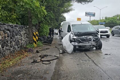 Conductor lesionado tras chocar contra una barrera de piedras en Santiago