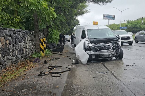 Conductor lesionado tras chocar contra una barrera de piedras en Santiago