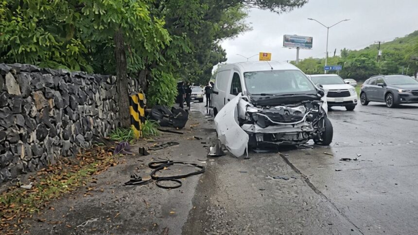 Conductor lesionado tras chocar contra una barrera de piedras en Santiago