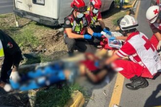 Atropellan a trabajador mientras barría afuera de un establecimiento en la colonia Santa María en Monterrey