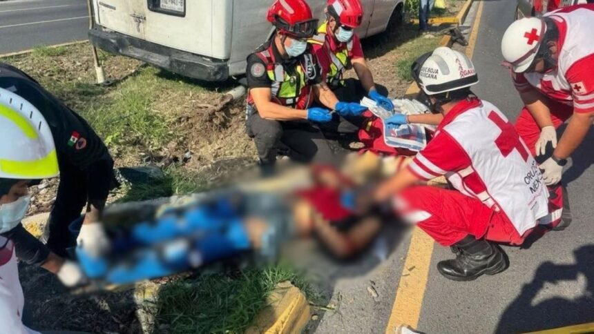 Atropellan a trabajador mientras barría afuera de un establecimiento en la colonia Santa María en Monterrey
