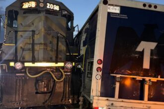 Choque entre camión de cerveza y tren en Monterrey; sin lesionados