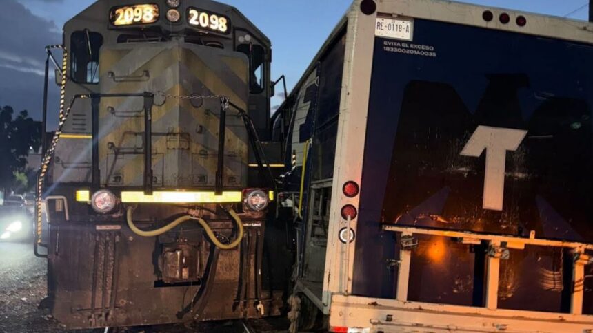 Choque entre camión de cerveza y tren en Monterrey; sin lesionados