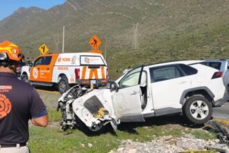 Choque entre camioneta y tráiler deja tres lesionados en Santa Catarina