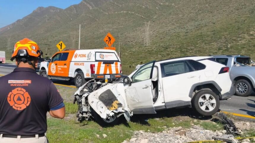 Choque entre camioneta y tráiler deja tres lesionados en Santa Catarina