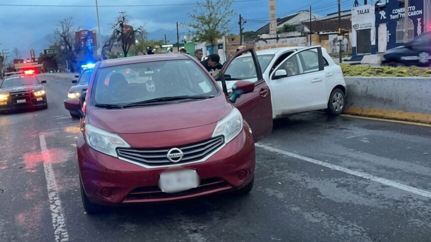 Choque en la colonia Bellavista deja a dos mujeres lesionadas en Monterrey