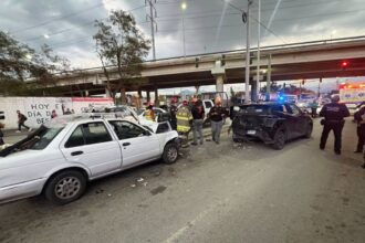 Choque entre cuatro vehículos en el cruce de las avenidas Rodrigo Gómez y Rangel Frías deja cinco lesionados en Monterrey