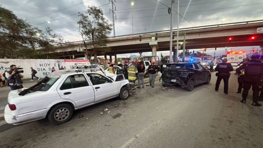 Choque entre cuatro vehículos en el cruce de las avenidas Rodrigo Gómez y Rangel Frías deja cinco lesionados en Monterrey
