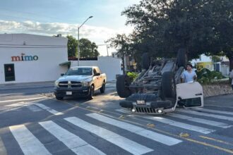 Choque entre dos vehículos provoca volcadura en San Jerónimo