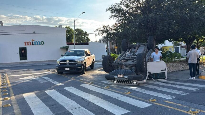Choque entre dos vehículos provoca volcadura en San Jerónimo