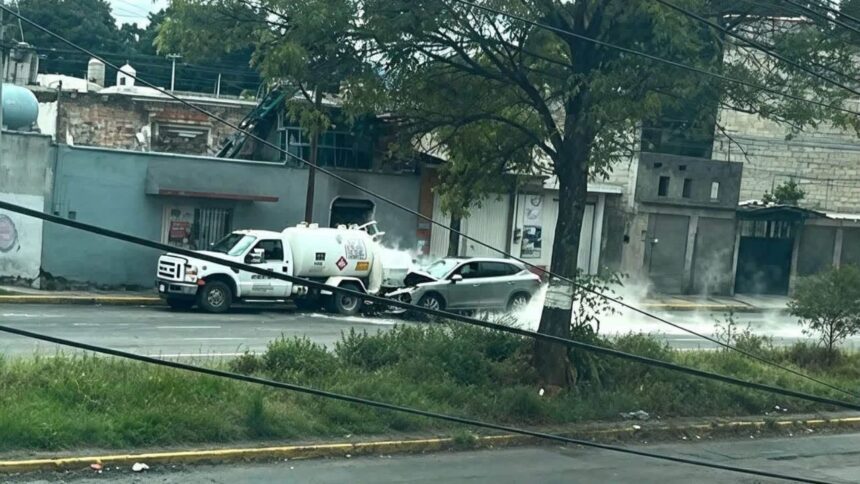 Choque entre pipa y camioneta provoca fuga de gas en Zinacantepec, Estado de México: evacúan a 500 personas