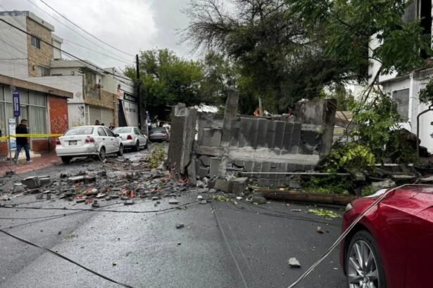 Colapsa techo de una vivienda y bloquea calle en el Centro de Monterrey; sin lesionados