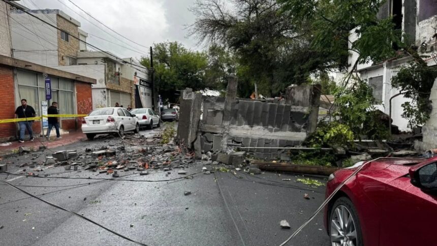 Colapsa techo de una vivienda y bloquea calle en el Centro de Monterrey; sin lesionados