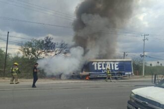 Incendio consume camión cervecero y daña otra unidad en Apodaca