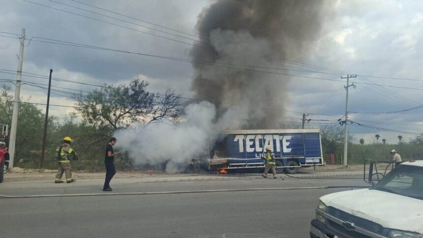 Incendio consume camión cervecero y daña otra unidad en Apodaca