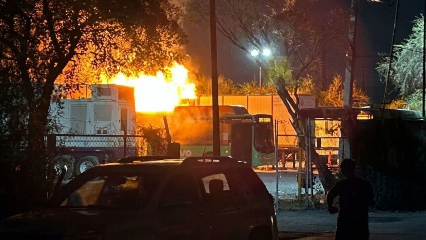 Incendio consume camión de Ruta 223 en Juárez; sin lesionados
