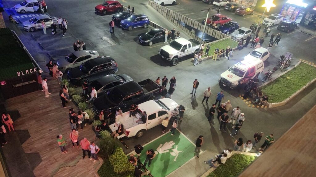 Incendio en restaurante La Jabalina obliga a evacuar plaza en Monterrey