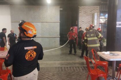 Incendio en restaurante La Jabalina obliga a evacuar plaza en Monterrey