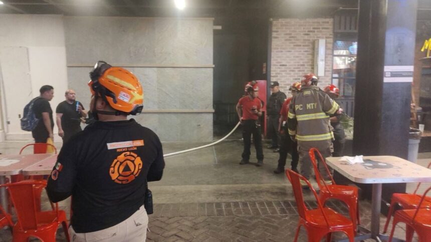 Incendio en restaurante La Jabalina obliga a evacuar plaza en Monterrey