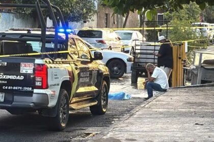 Investigan muerte de hombre en vía pública en la colonia Trabajadores en Santa Catarina