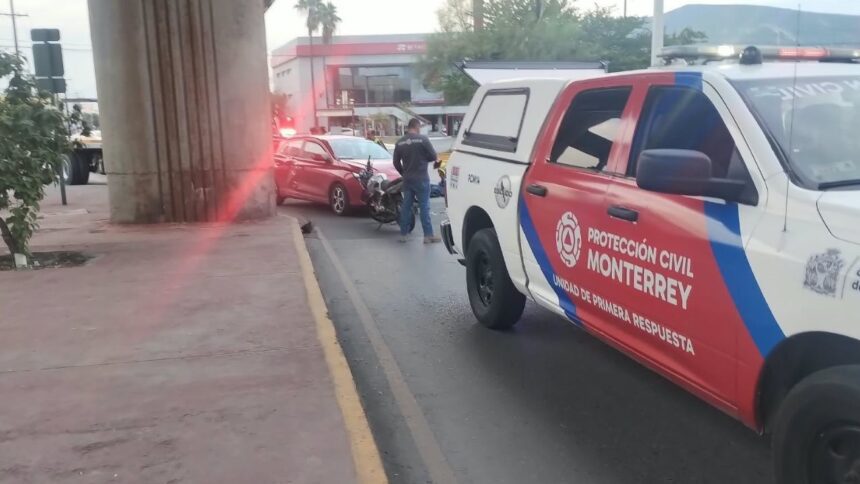 Motociclista lesionado tras choque con auto avenida Rodrigo Gómez en Monterrey
