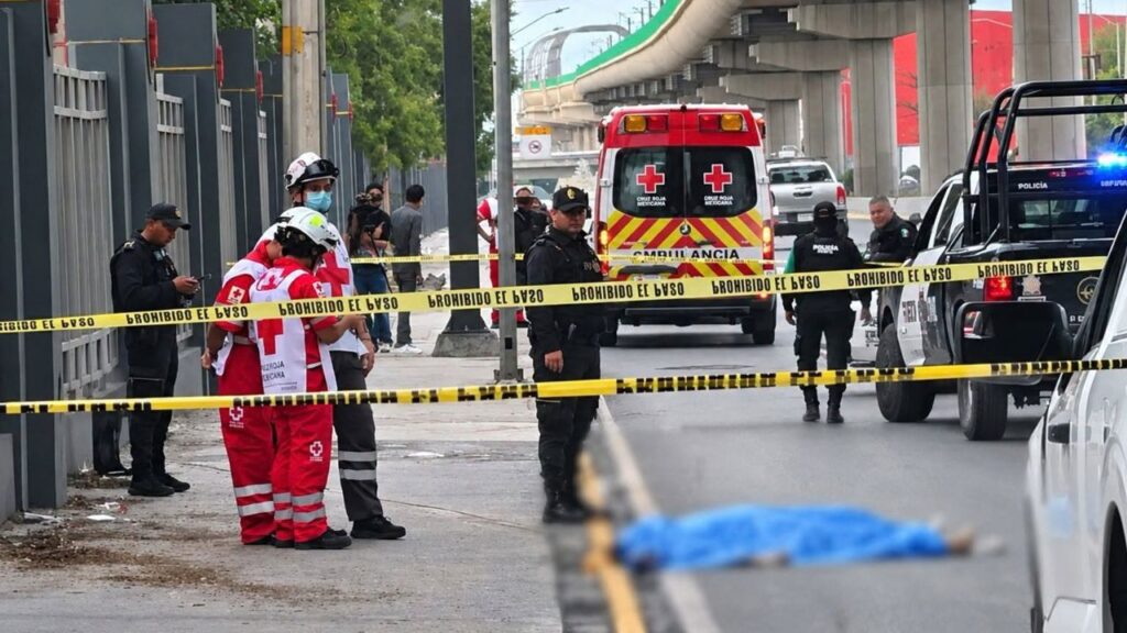 Muere hombre tras caer de estación Universidad del Metro en San Nicolás
