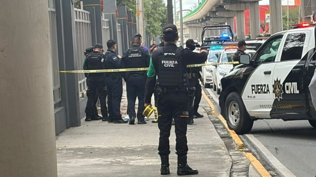 Muere hombre tras caer de estación Universidad del Metro en San Nicolás