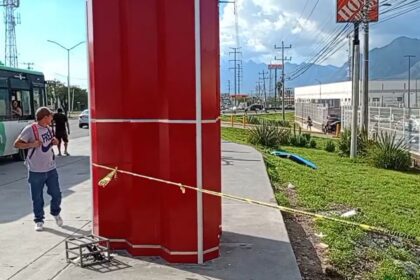 Fallece hombre tras desvanecerse mientras esperaba camión en García