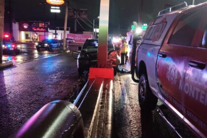 Muere mujer tras chocar y desvanecerse en avenida Rangel Frías en Monterrey