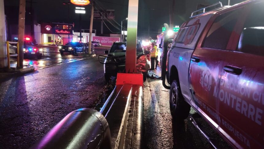 Muere mujer tras chocar y desvanecerse en avenida Rangel Frías en Monterrey