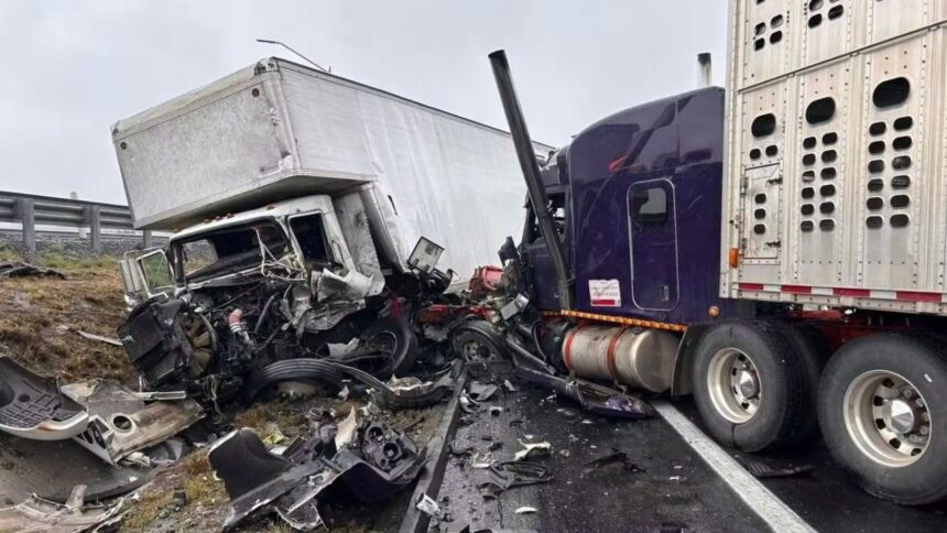 Muere padre de familia en choque de tráileres por intentar rebasar en Ramos Arizpe, Coahuila