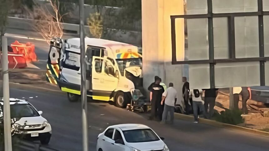 Muere paramédica tras choque de ambulancia contra columna del metro en Monterrey