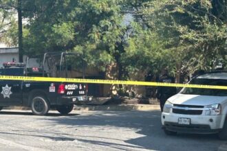 Hallan a una persona sin vida tras incendio en casa abandonada en Monterrey