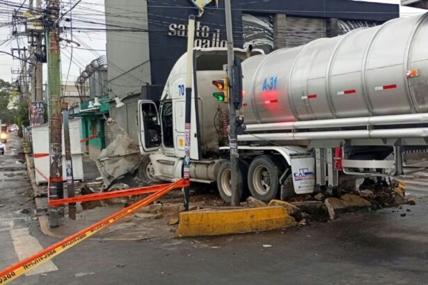 Pipa de agua choca contra panadería La Esperanza en la alcaldía Iztapalapa, CDMX