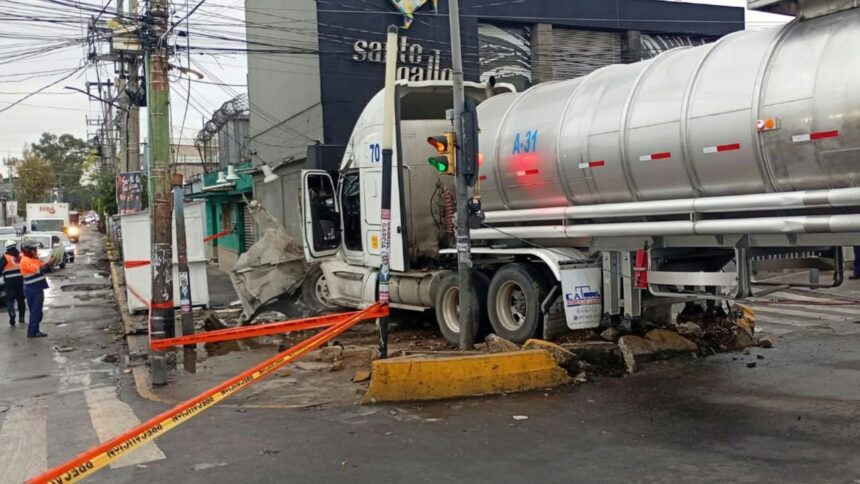 Pipa de agua choca contra panadería La Esperanza en la alcaldía Iztapalapa, CDMX