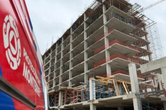 Trabajador cae de andamio de obra en construcción en Monterrey y sufre lesión en la cabeza