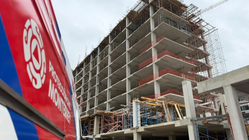 Trabajador cae de andamio de obra en construcción en Monterrey y sufre lesión en la cabeza