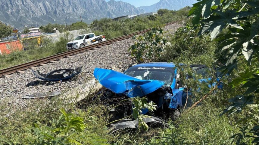 Tren impacta auto en García y deja tres personas heridas