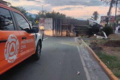Volcadura de tráiler colapsa bulevar Miguel de la Madrid en Guadalupe