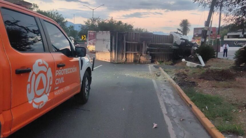 Volcadura de tráiler colapsa bulevar Miguel de la Madrid en Guadalupe