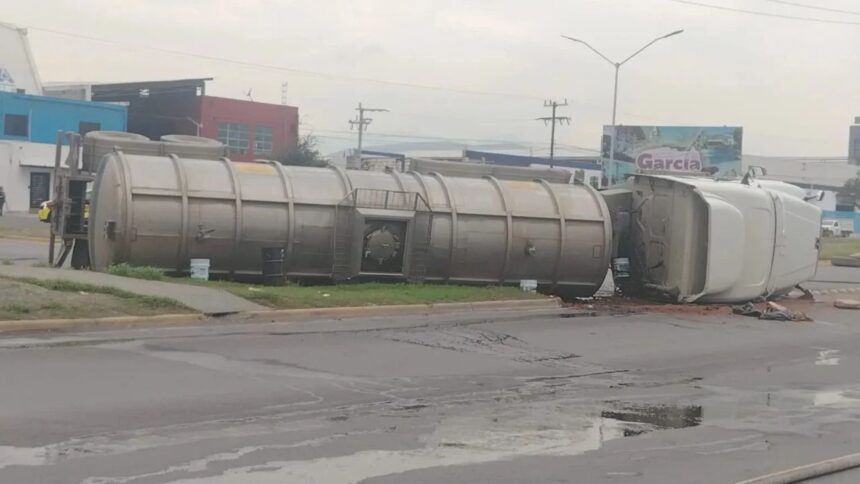 Vuelca pipa cargada con etanol y colapsa Avenida Lincoln en García